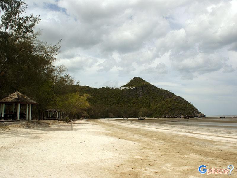 หาดสามพระยา