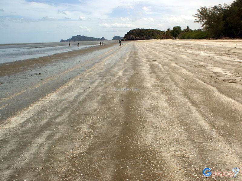 หาดสามพระยา 